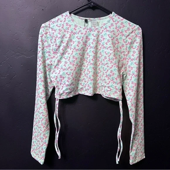 NWT Bo + tee slinky round neck green floral crop top Size: XL Green/floral print